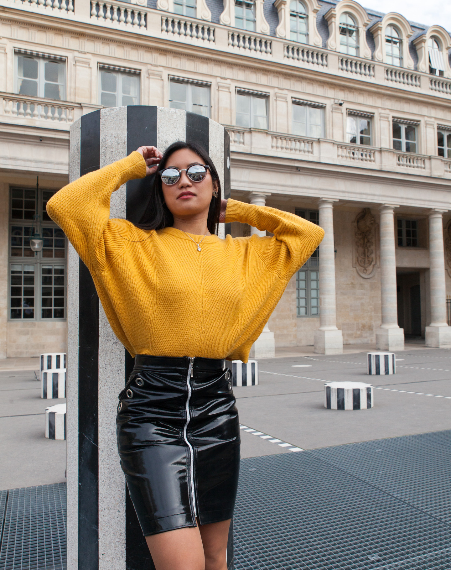 Kim porte une jupe en vinyl made in Paris et à base de tissu upcyclé